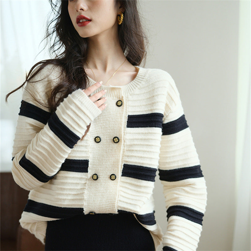 Cardigan pour femmes avec boutons décoratifs et motif rayé Chic & Stil