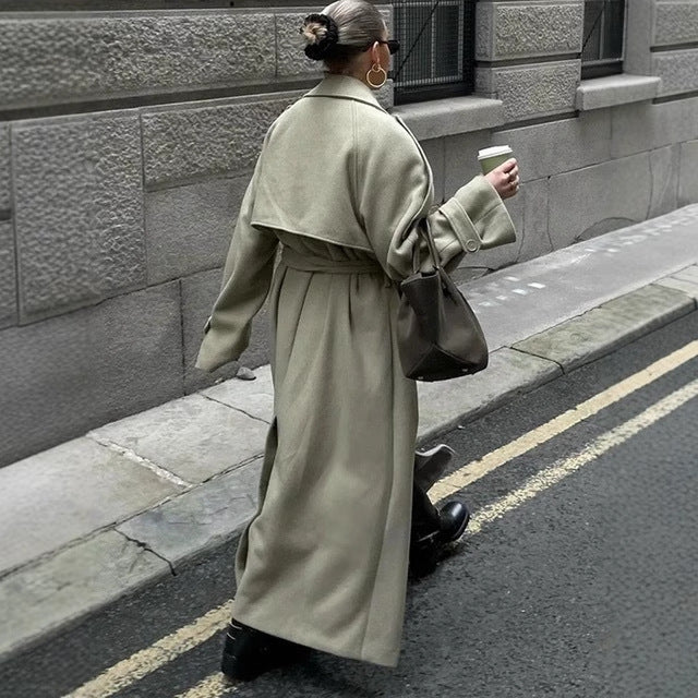 Elegant trench coat for women with adjustable belt and wide lapels Lune London