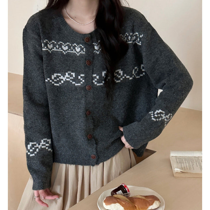 Cardigan tricoté ludique pour femmes avec boutons en bois et motifs traditionnels Chic & Stil