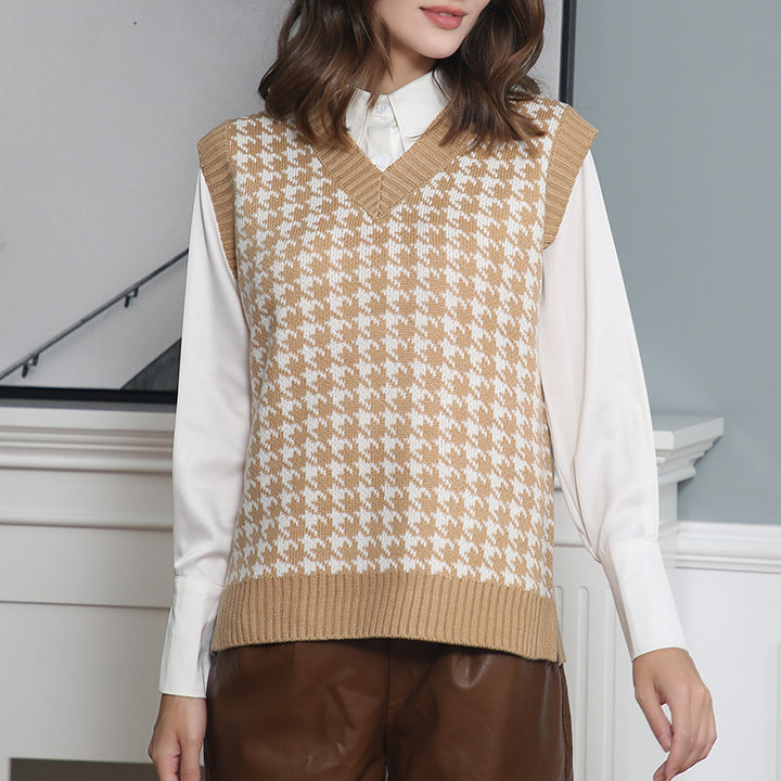 Knitted vest for women with a modern houndstooth pattern Lune London