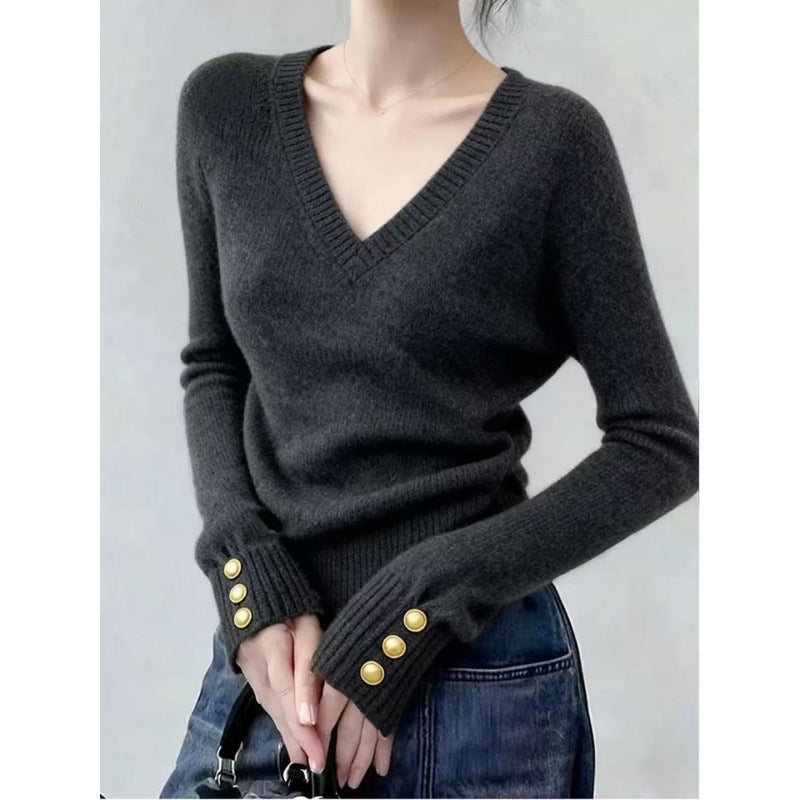 Pull fin pour femmes en V avec des détails de bouton élégants Chic & Stil