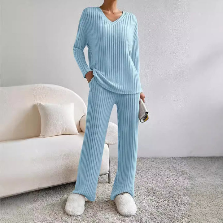 Casual knitted lounge set for women with V-neck Lune London