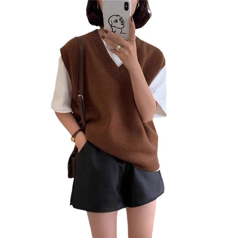 Ladies Elegant knitted vest with relaxed fit, V-neck and refined details Lune London