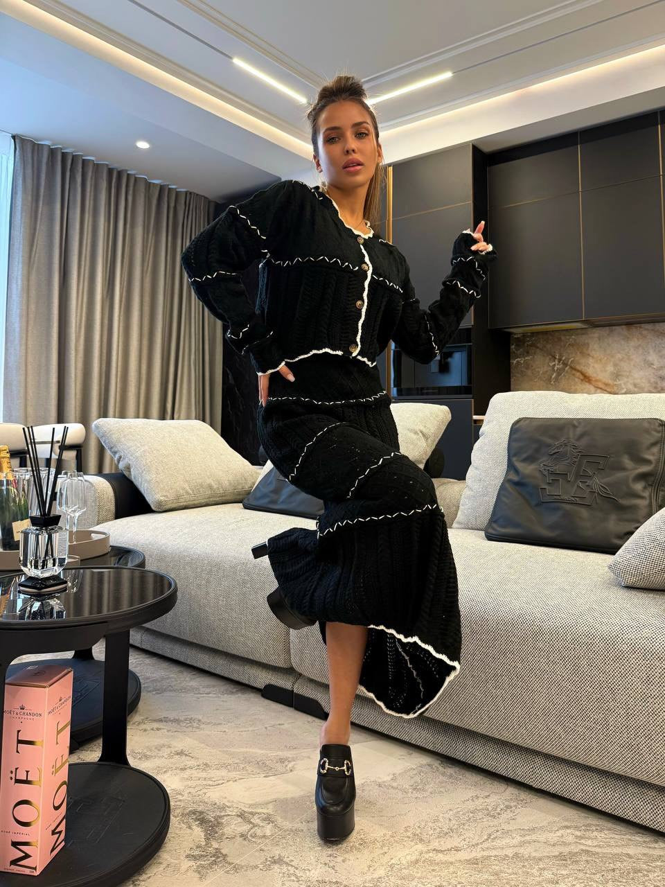 Robe en tricot pour femmes avec des détails en rib contrastés et une patte de boutons Chic & Stil