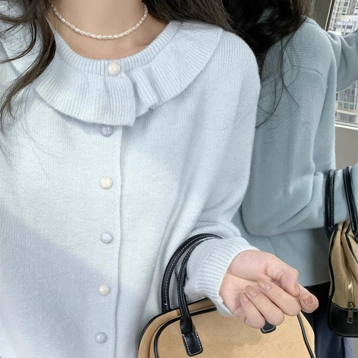 Pull en tricot pour femme avec col volant romantique et fin détails de boutons Chic & Stil