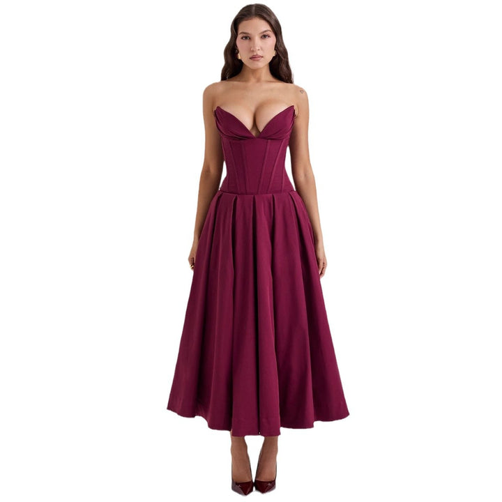 Maxi Couture Dress for women with an elegant heart neckline and a flared skirt Chic & Stil