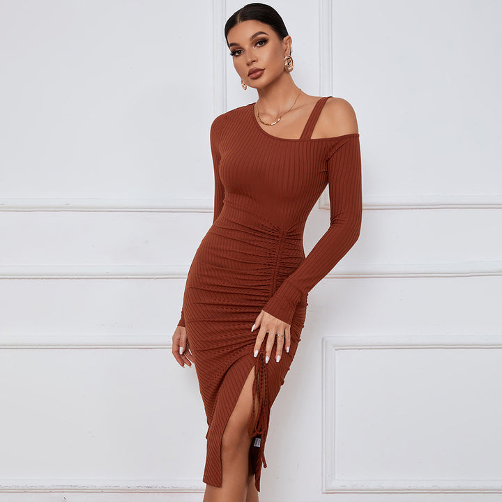 Robe côtelée ajustée pour femme avec décolleté asymétrique et fronces sophistiquées Chic & Stil