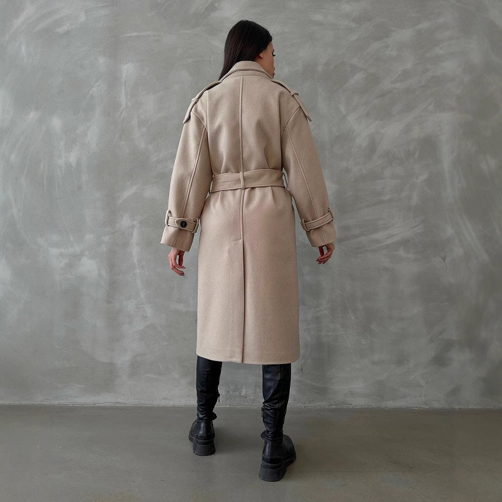Stylish women's trench coat with elegant details and a double-breasted front closure Lune London