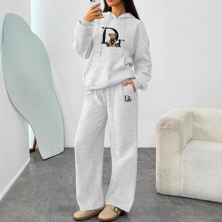 Women's casual hoodie suit with a charming bear motif and comfortable fit Chic & Stil