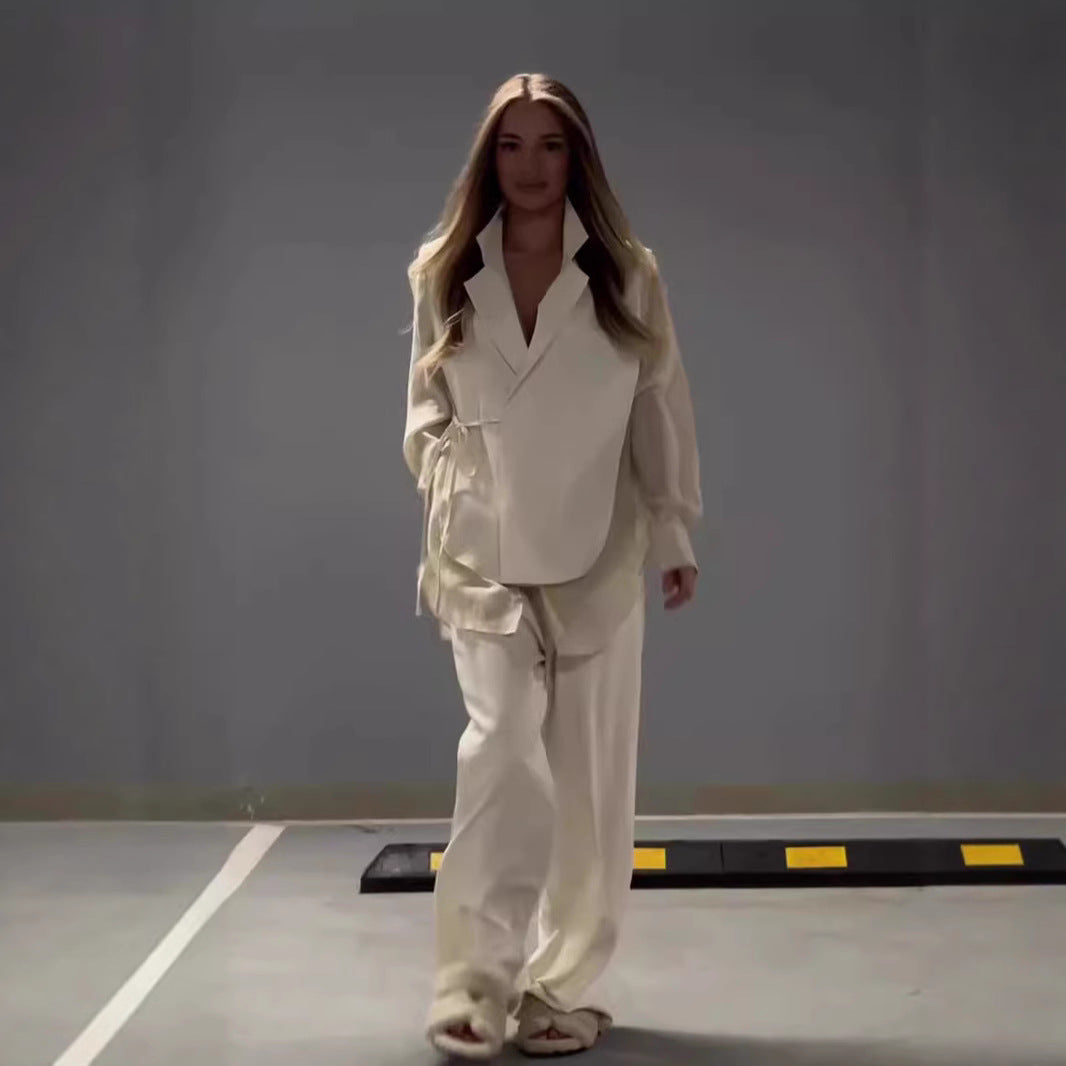 Ladies Elegant and modern outfit consisting of a fitted blazer and wide pants Lune London