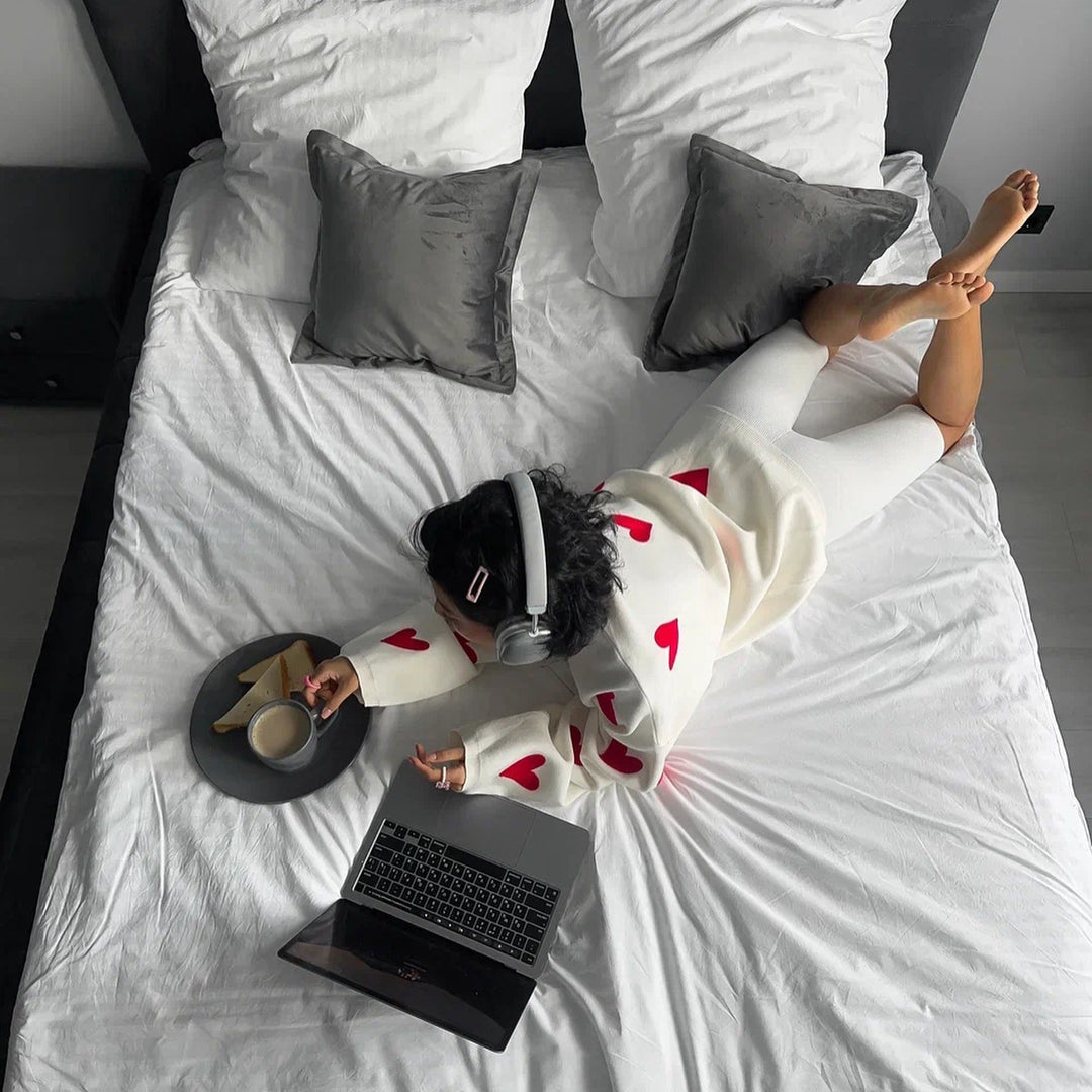Sweatshirt for women with heart-shaped pattern and relaxed fit Lune London