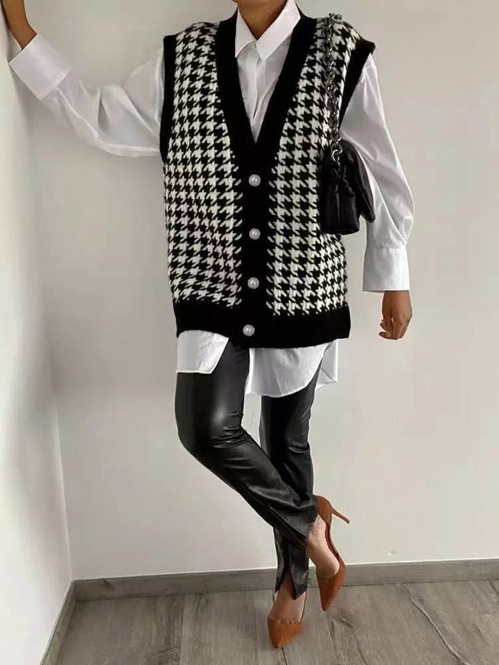 Knitted cardigan for women with a modern houndstooth pattern and stylish button details Lune London