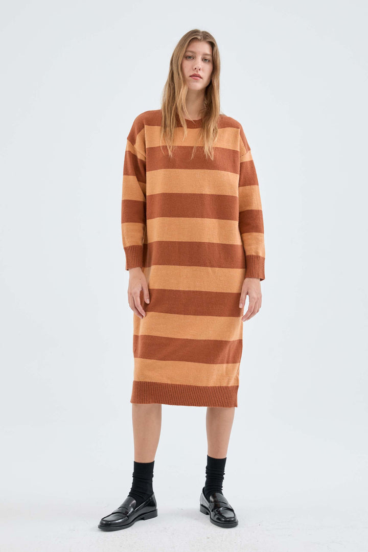 Robe tricotée pour femmes avec un motif de rayures bloc moderne et une coupe décontractée Chic & Stil