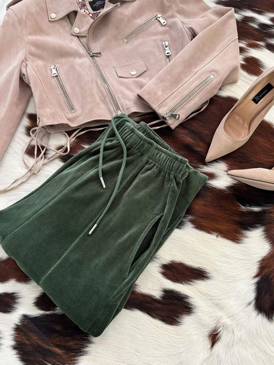 Wide velvet pants for women with elastic waist and practical side pockets Lune London