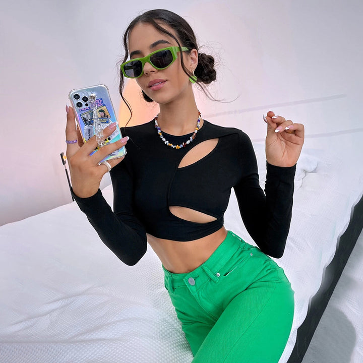 Top court pour femme avec design découpé asymétrique et manches longues à la mode Chic & Stil