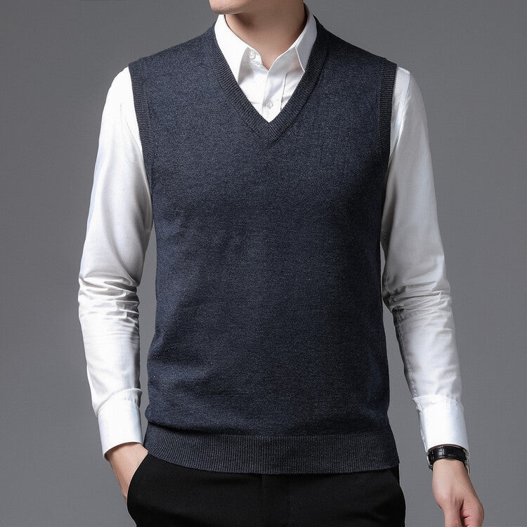 Men's V-neck sweater in fine cotton blend with elegant structure Lune London