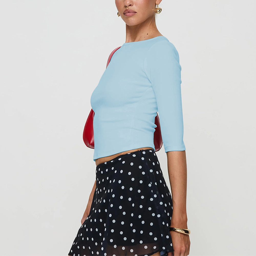 Chemise à manches longues coupée pour femmes avec un col rond élégant et une coupe flatteuse.