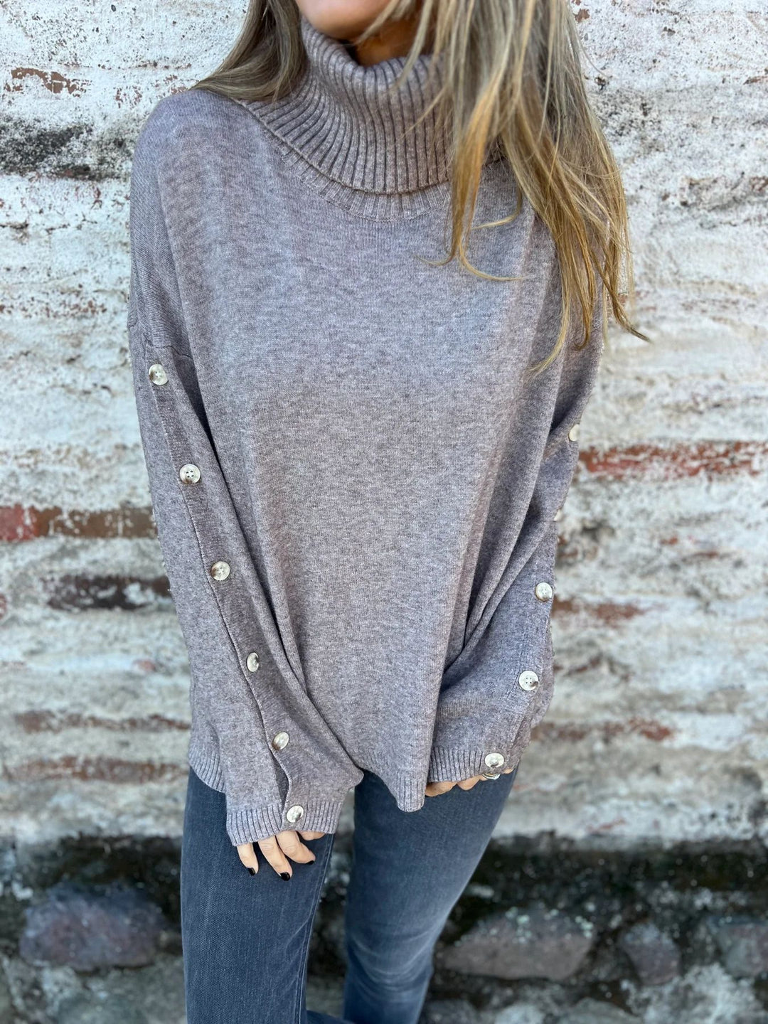 Pull femme avec col roulé et détails de boutons décoratifs Chic & Stil