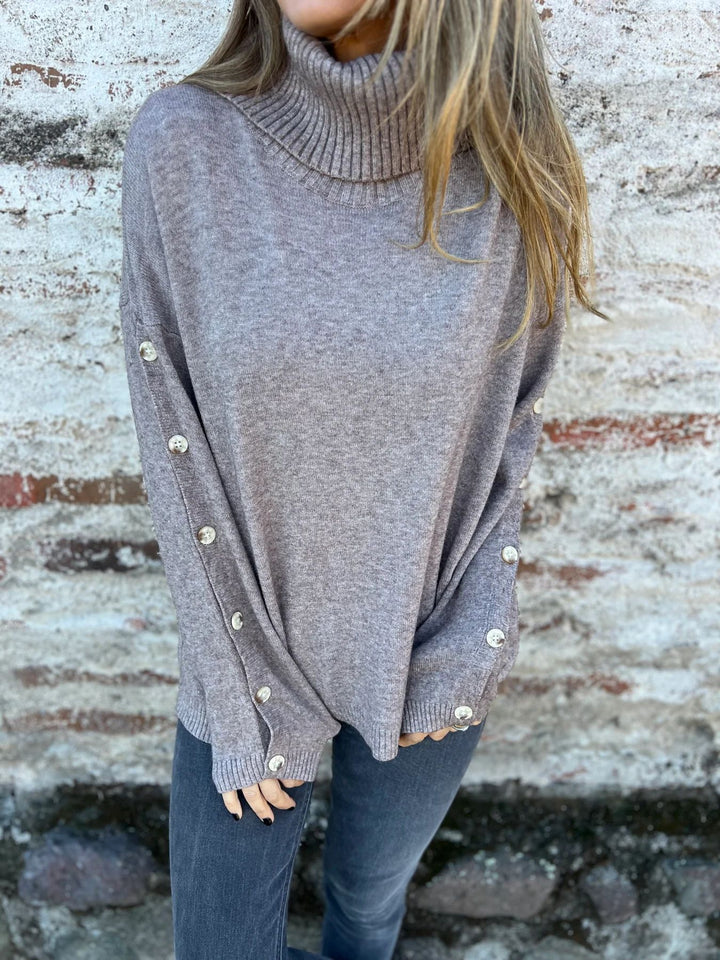 Pull femme avec col roulé et détails de boutons décoratifs Chic & Stil