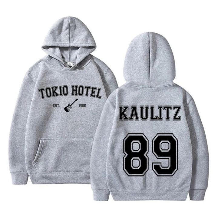 Women's hoodie with modern band design and comfortable fit Chic & Stil