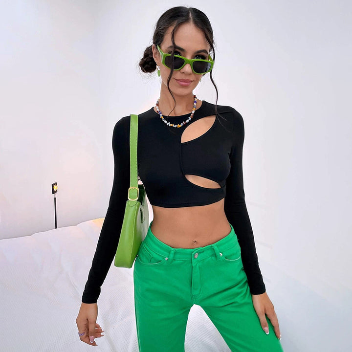 Top court pour femme avec design découpé asymétrique et manches longues à la mode Chic & Stil