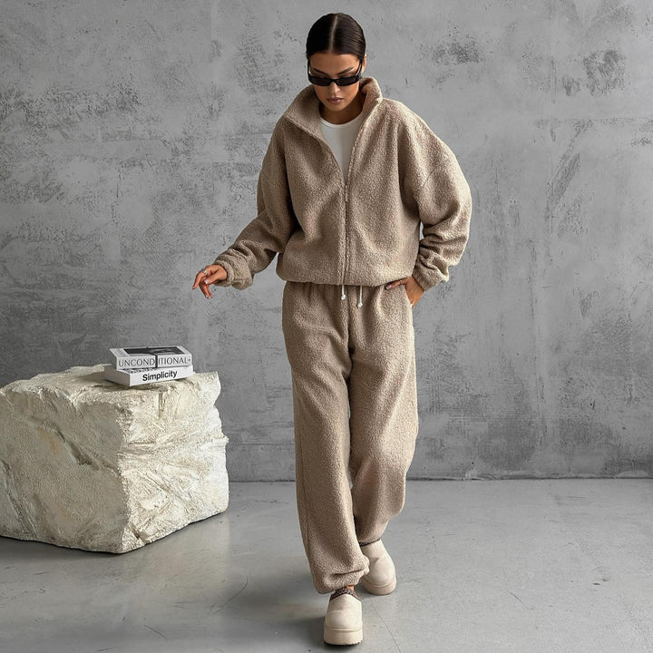 Comfortable fleece jogging set for women with hood and elastic waist Lune London
