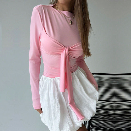 T-shirt à manches longues pour femmes avec un design de nœud ludique et une silhouette près du corps Chic & Stil