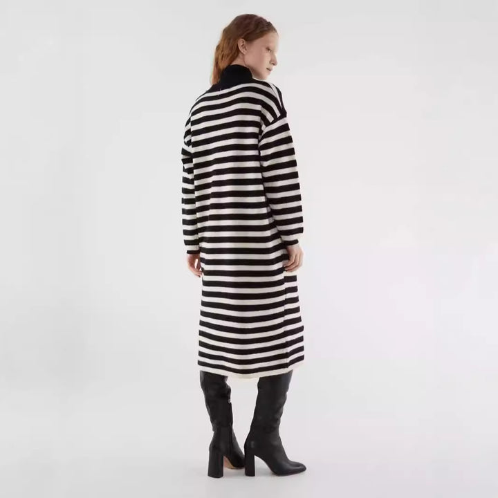 Robe tricotée pour femmes avec un motif de rayures bloc moderne et une coupe décontractée Chic & Stil