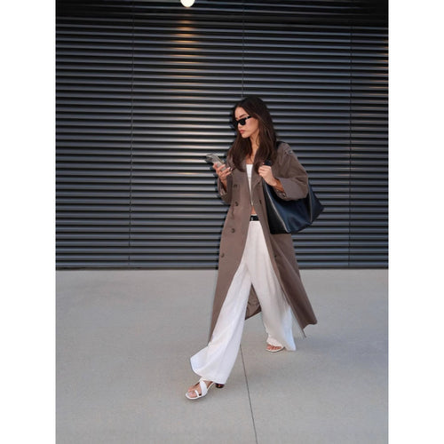 Elegant trench coat for women with modern details and a slim silhouette Lune London