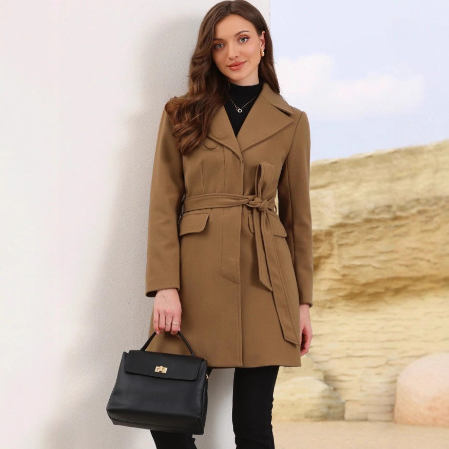 Veste de transition élégante pour femmes avec col moderne et fermeture à boutons Chic & Stil