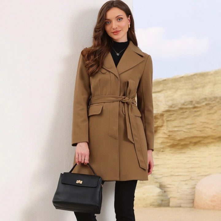 Veste de transition élégante pour femmes avec col moderne et fermeture à boutons Chic & Stil