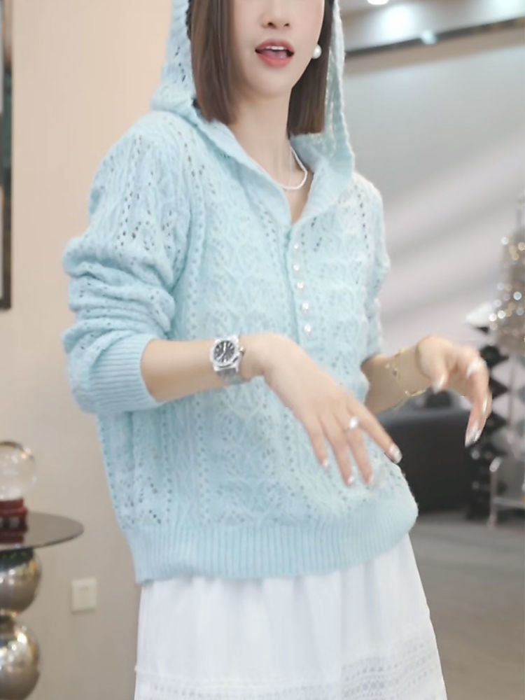 Pull en tricot pour femmes avec capuche et détails de boutons élégants Chic & Stil