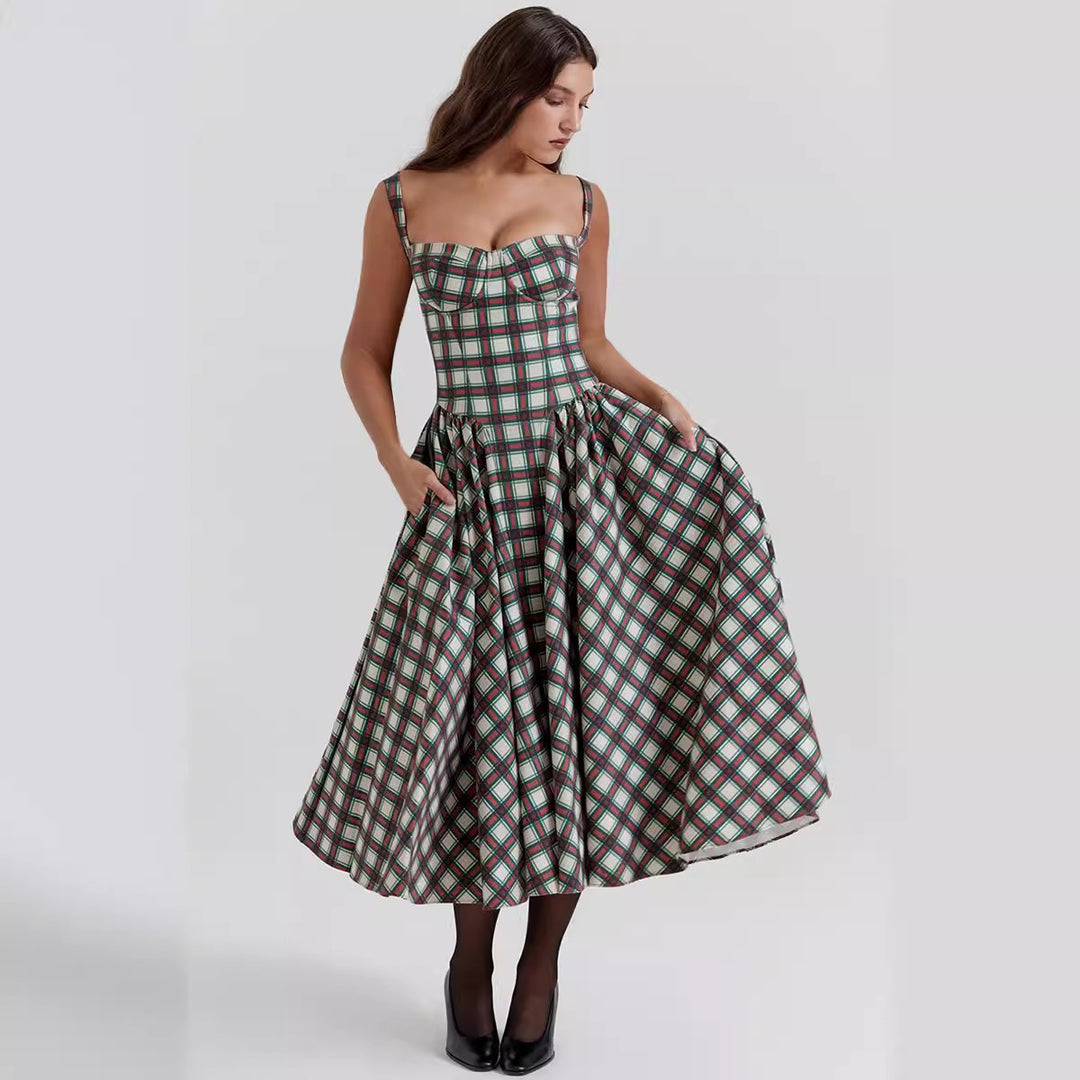 Casual midi dress for women with a checkered design and deep neckline Chic & Stil