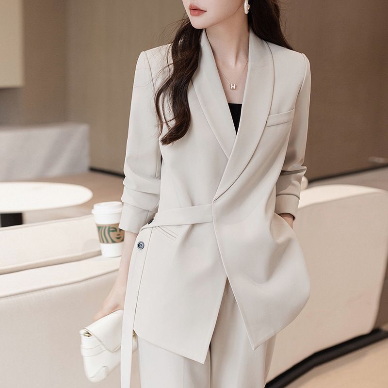Blazer moderne pour femmes avec coupe asymétrique et ceinture à la taille Chic & Stil