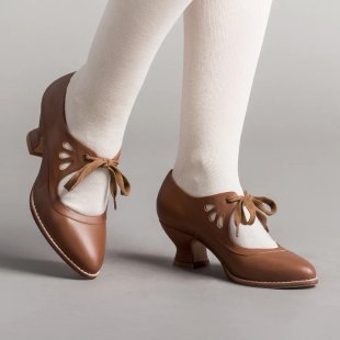 Elegant lace-up shoes for women with modern opening and classic design Lune London