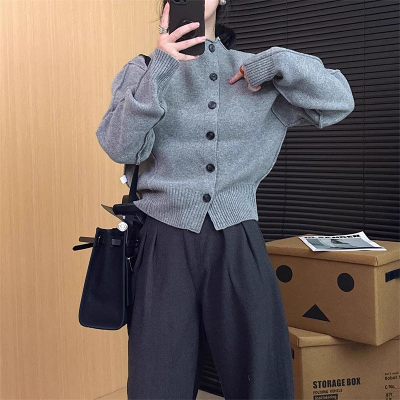 Cardigan pour femmes avec fermeture à boutons élégante et manches volumineuses Chic & Stil