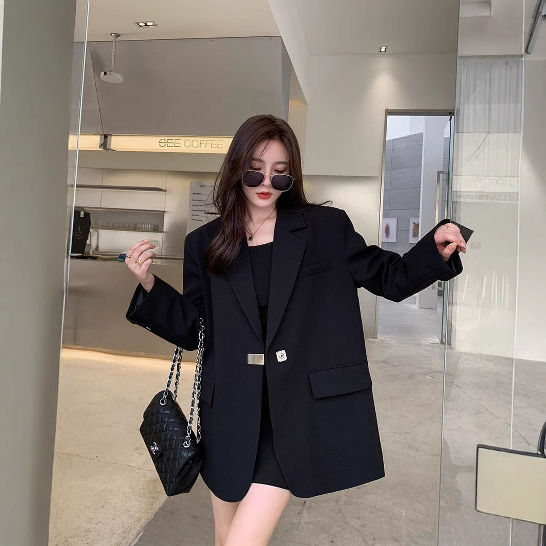 Blazer surdimensionné à la mode pour femmes avec une coupe élégante et un élément décoratif en bijou Chic & Stil