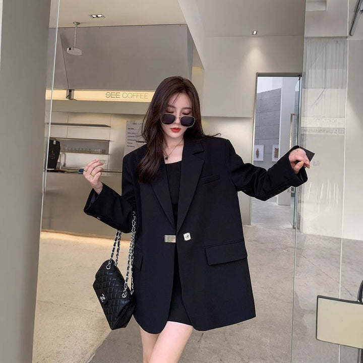 Blazer surdimensionné à la mode pour femmes avec une coupe élégante et un élément décoratif en bijou Chic & Stil