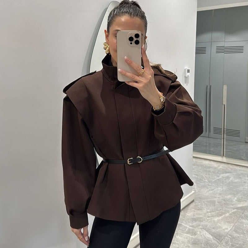 Lune London fashionable women's blazer jacket with short sleeves and a fitted cut