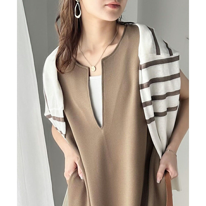 Robe midi pour femmes avec un innovative col en V et des poches latérales pratiques Chic & Stil