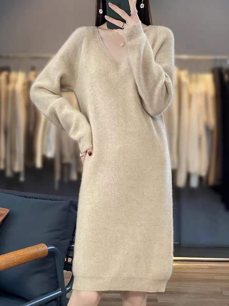 Comfortable knit dress for women with V-neck and relaxed fit Lune London