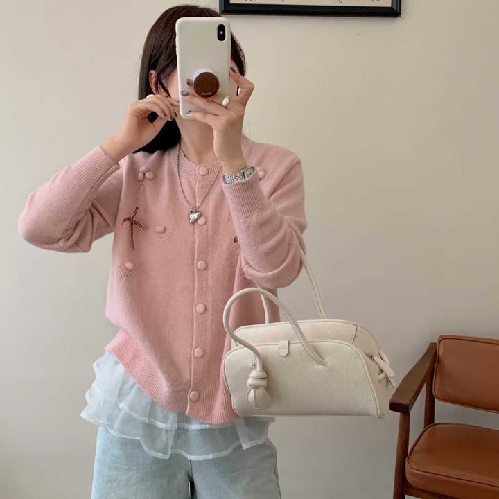 Cardigan féminin à la mode avec détails décoratifs Chic & Stil