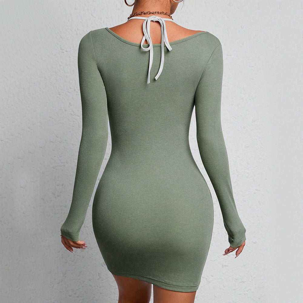 Robe longue ajustée à manches longues pour femmes avec décolleté sophistiqué et fin détails côtelés Chic & Stil