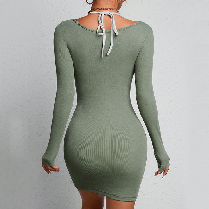 Robe longue ajustée à manches longues pour femmes avec décolleté sophistiqué et fin détails côtelés Chic & Stil