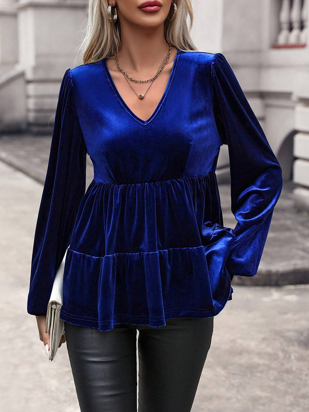 Top en velours pour femmes avec décolleté en V profond et détails volants Chic & Stil