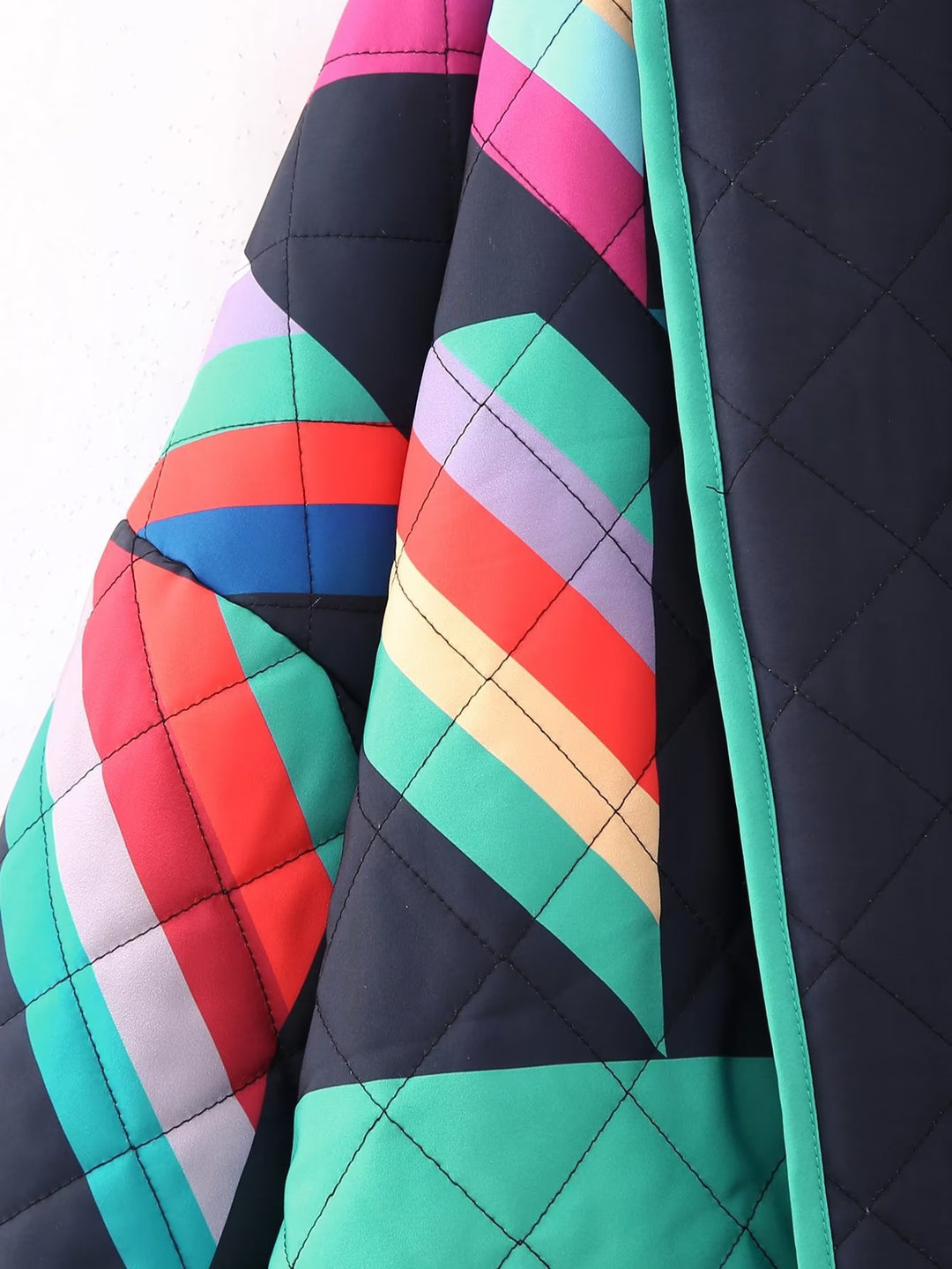 Veste colorée légère matelassée pour femmes au design moderne avec grandes poches Chic & Stil