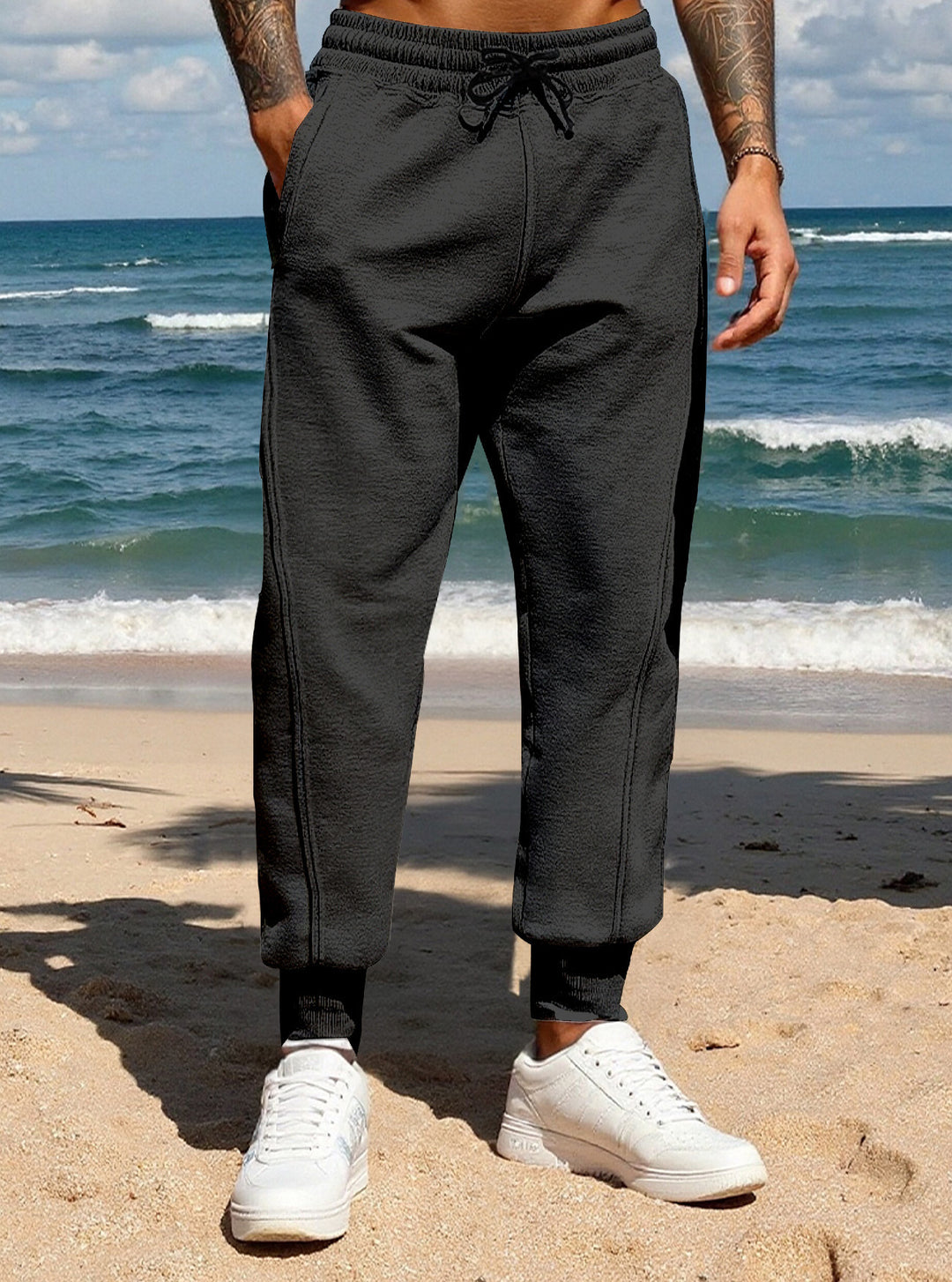 Casual sports pants for men with elastic waistband and practical side pockets Lune London