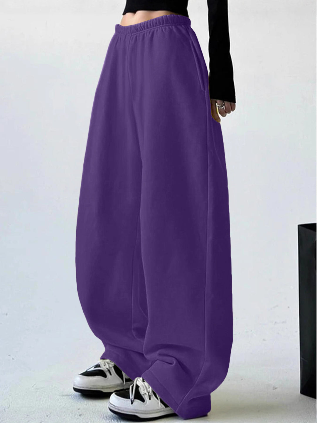 Loose leisure pants for women with elastic waistband and side pockets Lune London