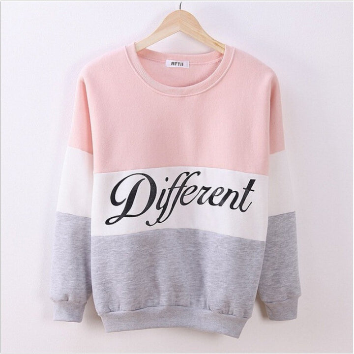 Sweat-shirt sportif pour femmes avec des rayures en bloc créatives et une écriture décontractée Chic & Stil