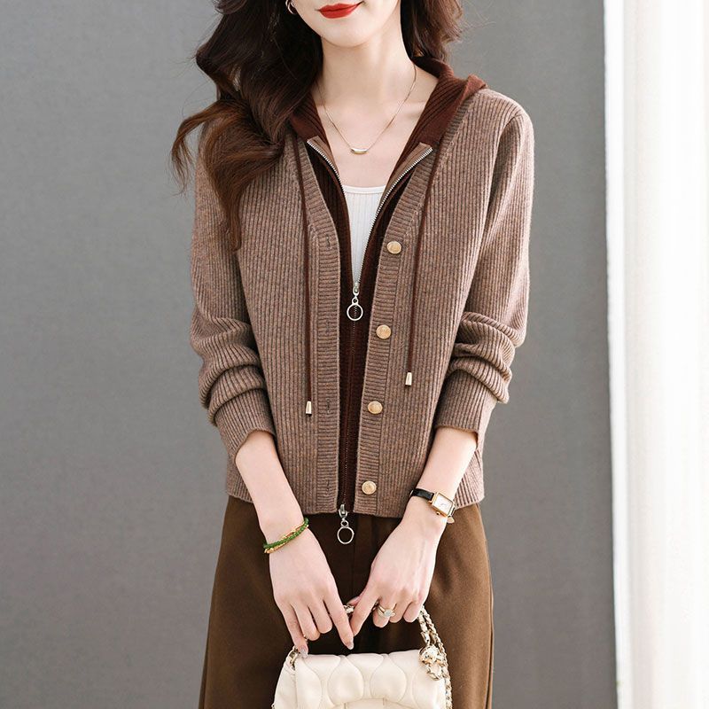 Cardigan pour femmes avec des détails de bouton stylés Chic & Stil